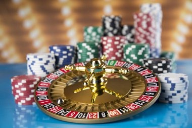 keluarqq popular games menu showing Aviator, Sweet Bonanza, blackjack, and Liga 1 football markets on mobile